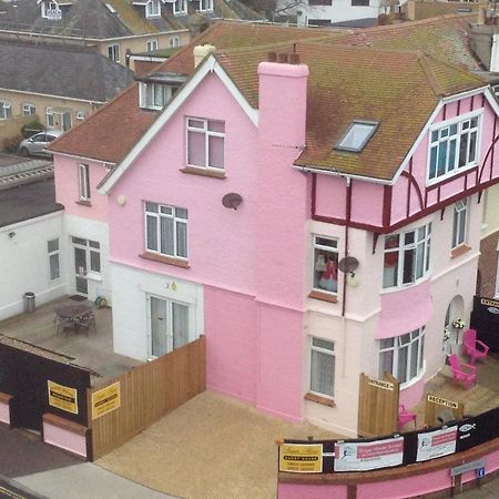 Pink House ,Opposite Beach ,Sleeps 6 , 2 Bedroom Ground Floor Self Contained Garden Flat , Private Entrance , Kitchen , Guaranteed Parking ,Wifi , Movies ,Bathroom ,Fridge , Microwave ,Bedroom 1, Double Bed & 2 Single Beds ,Bedroom 2 , Double Bed Пейнтън Екстериор снимка