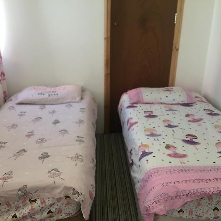 Pink House ,Opposite Beach ,Sleeps 6 , 2 Bedroom Ground Floor Self Contained Garden Flat , Private Entrance , Kitchen , Guaranteed Parking ,Wifi , Movies ,Bathroom ,Fridge , Microwave ,Bedroom 1, Double Bed & 2 Single Beds ,Bedroom 2 , Double Bed Пейнтън Екстериор снимка