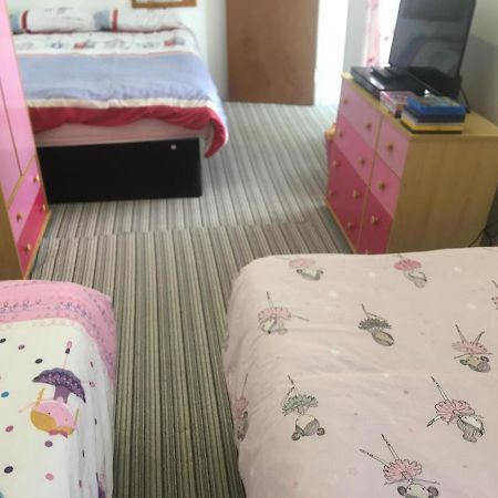 Pink House ,Opposite Beach ,Sleeps 6 , 2 Bedroom Ground Floor Self Contained Garden Flat , Private Entrance , Kitchen , Guaranteed Parking ,Wifi , Movies ,Bathroom ,Fridge , Microwave ,Bedroom 1, Double Bed & 2 Single Beds ,Bedroom 2 , Double Bed Пейнтън Екстериор снимка