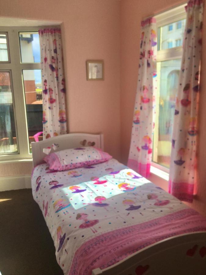 Pink House ,Opposite Beach ,Sleeps 6 , 2 Bedroom Ground Floor Self Contained Garden Flat , Private Entrance , Kitchen , Guaranteed Parking ,Wifi , Movies ,Bathroom ,Fridge , Microwave ,Bedroom 1, Double Bed & 2 Single Beds ,Bedroom 2 , Double Bed Пейнтън Екстериор снимка