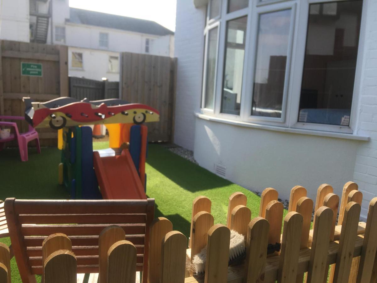 Pink House ,Opposite Beach ,Sleeps 6 , 2 Bedroom Ground Floor Self Contained Garden Flat , Private Entrance , Kitchen , Guaranteed Parking ,Wifi , Movies ,Bathroom ,Fridge , Microwave ,Bedroom 1, Double Bed & 2 Single Beds ,Bedroom 2 , Double Bed Пейнтън Екстериор снимка