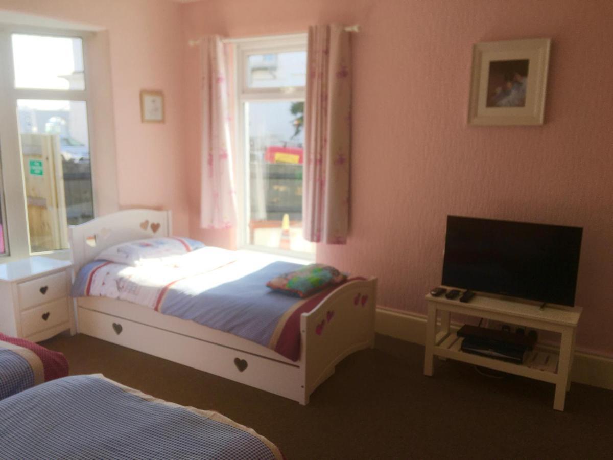 Pink House ,Opposite Beach ,Sleeps 6 , 2 Bedroom Ground Floor Self Contained Garden Flat , Private Entrance , Kitchen , Guaranteed Parking ,Wifi , Movies ,Bathroom ,Fridge , Microwave ,Bedroom 1, Double Bed & 2 Single Beds ,Bedroom 2 , Double Bed Пейнтън Екстериор снимка