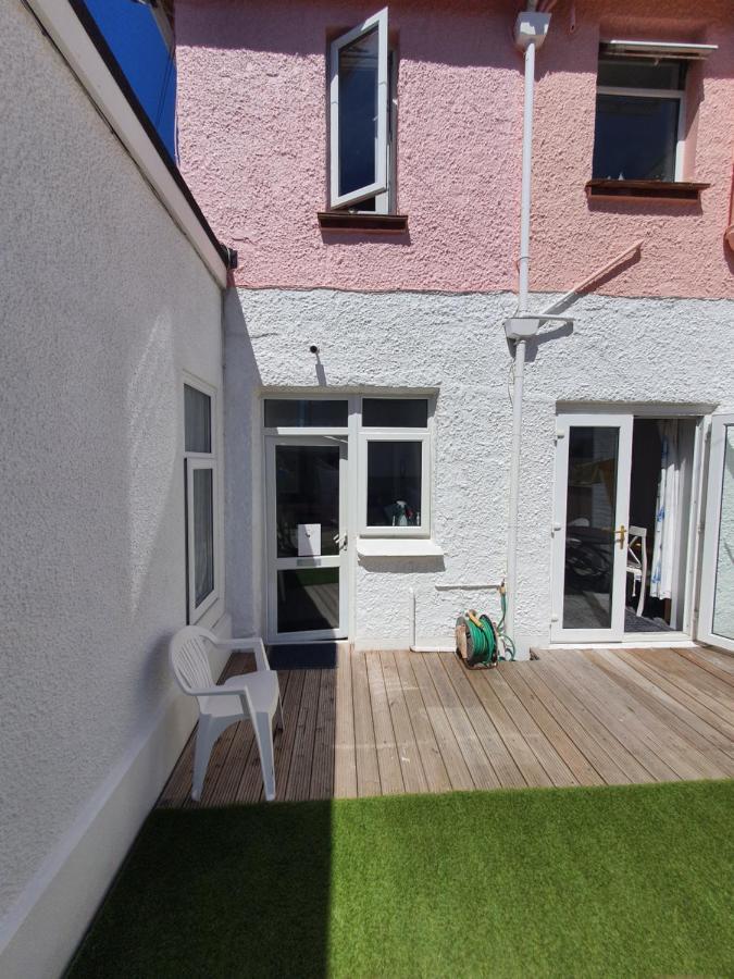 Pink House ,Opposite Beach ,Sleeps 6 , 2 Bedroom Ground Floor Self Contained Garden Flat , Private Entrance , Kitchen , Guaranteed Parking ,Wifi , Movies ,Bathroom ,Fridge , Microwave ,Bedroom 1, Double Bed & 2 Single Beds ,Bedroom 2 , Double Bed Пейнтън Екстериор снимка