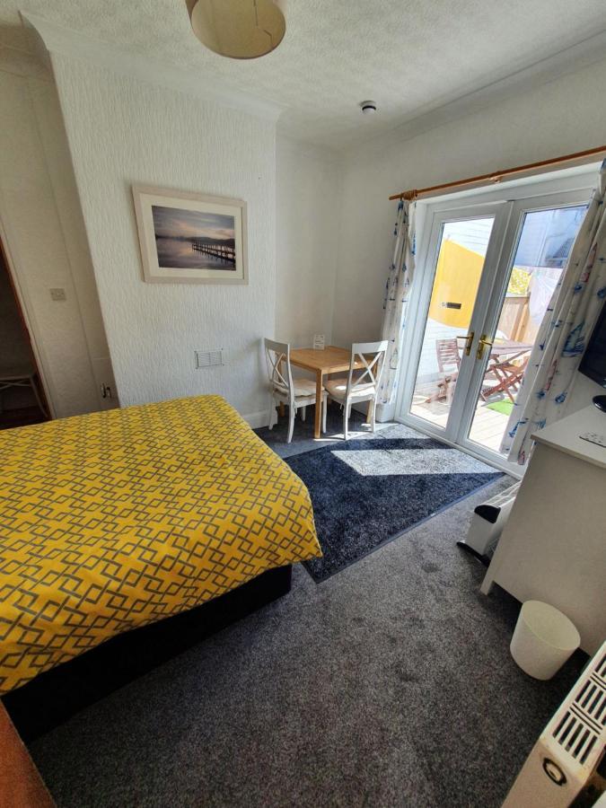 Pink House ,Opposite Beach ,Sleeps 6 , 2 Bedroom Ground Floor Self Contained Garden Flat , Private Entrance , Kitchen , Guaranteed Parking ,Wifi , Movies ,Bathroom ,Fridge , Microwave ,Bedroom 1, Double Bed & 2 Single Beds ,Bedroom 2 , Double Bed Пейнтън Екстериор снимка