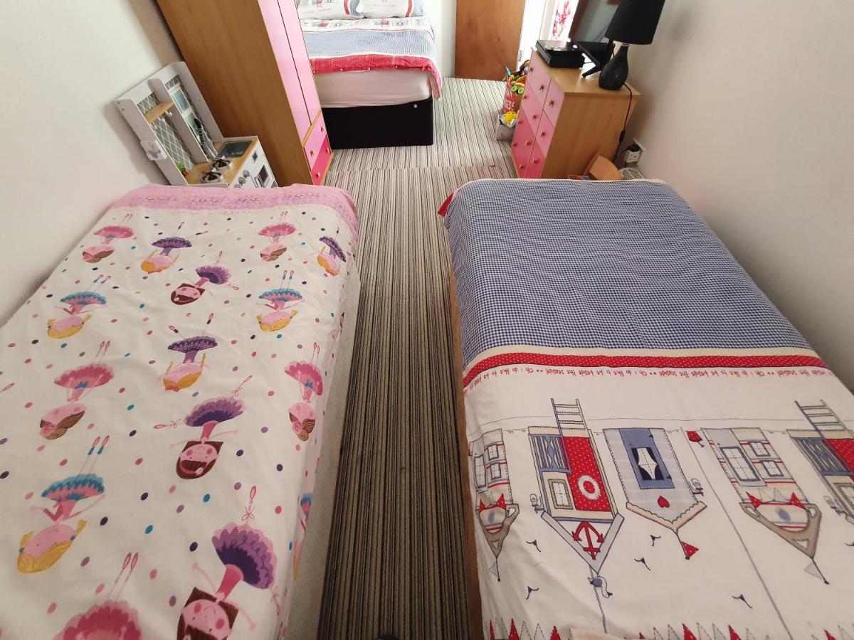 Pink House ,Opposite Beach ,Sleeps 6 , 2 Bedroom Ground Floor Self Contained Garden Flat , Private Entrance , Kitchen , Guaranteed Parking ,Wifi , Movies ,Bathroom ,Fridge , Microwave ,Bedroom 1, Double Bed & 2 Single Beds ,Bedroom 2 , Double Bed Пейнтън Екстериор снимка
