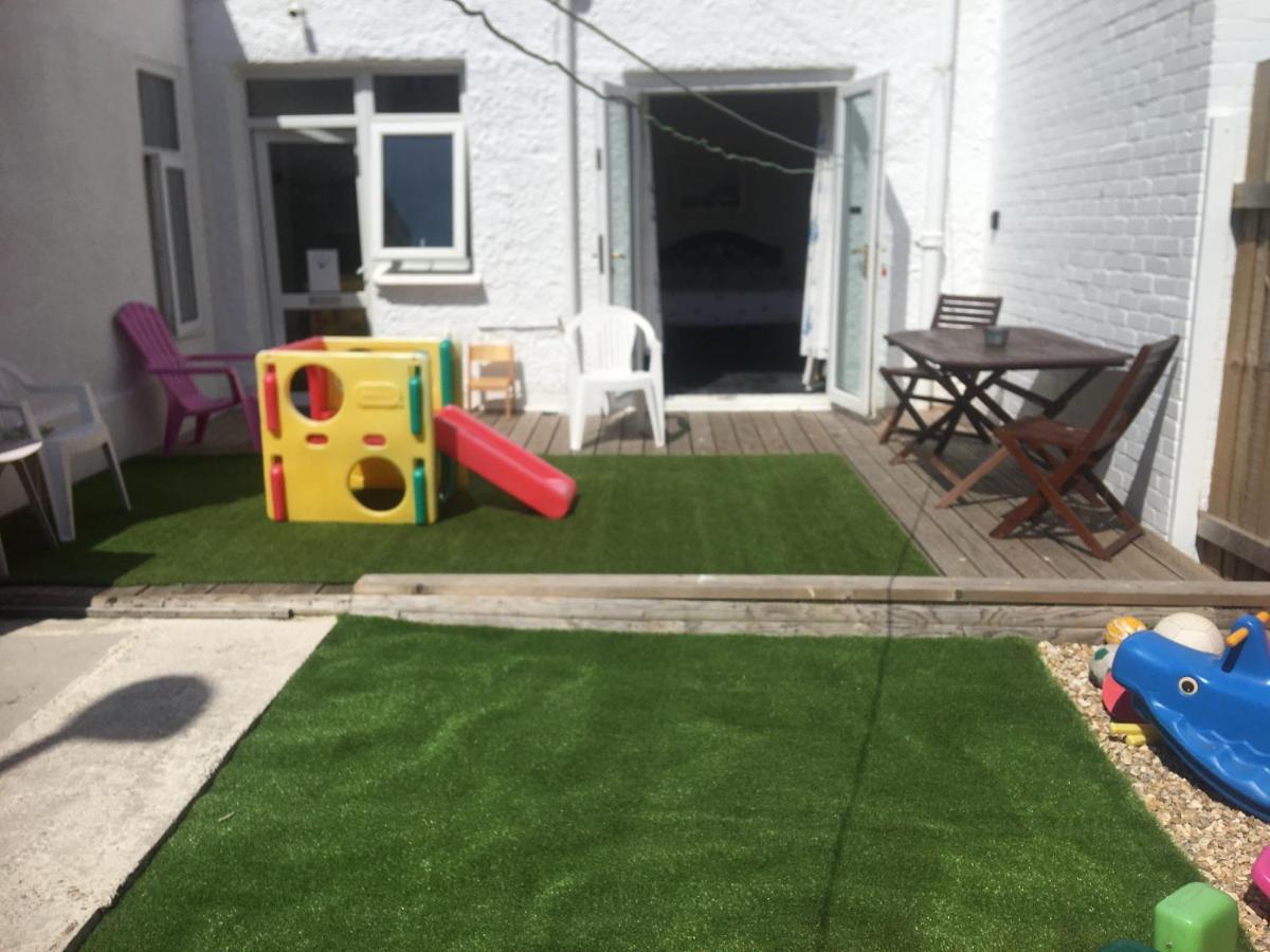 Pink House ,Opposite Beach ,Sleeps 6 , 2 Bedroom Ground Floor Self Contained Garden Flat , Private Entrance , Kitchen , Guaranteed Parking ,Wifi , Movies ,Bathroom ,Fridge , Microwave ,Bedroom 1, Double Bed & 2 Single Beds ,Bedroom 2 , Double Bed Пейнтън Екстериор снимка