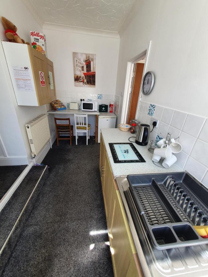 Pink House ,Opposite Beach ,Sleeps 6 , 2 Bedroom Ground Floor Self Contained Garden Flat , Private Entrance , Kitchen , Guaranteed Parking ,Wifi , Movies ,Bathroom ,Fridge , Microwave ,Bedroom 1, Double Bed & 2 Single Beds ,Bedroom 2 , Double Bed Пейнтън Екстериор снимка