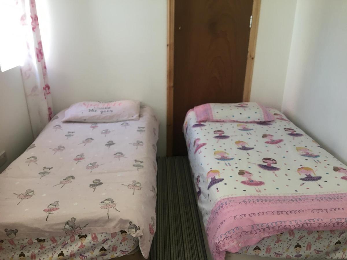 Pink House ,Opposite Beach ,Sleeps 6 , 2 Bedroom Ground Floor Self Contained Garden Flat , Private Entrance , Kitchen , Guaranteed Parking ,Wifi , Movies ,Bathroom ,Fridge , Microwave ,Bedroom 1, Double Bed & 2 Single Beds ,Bedroom 2 , Double Bed Пейнтън Екстериор снимка