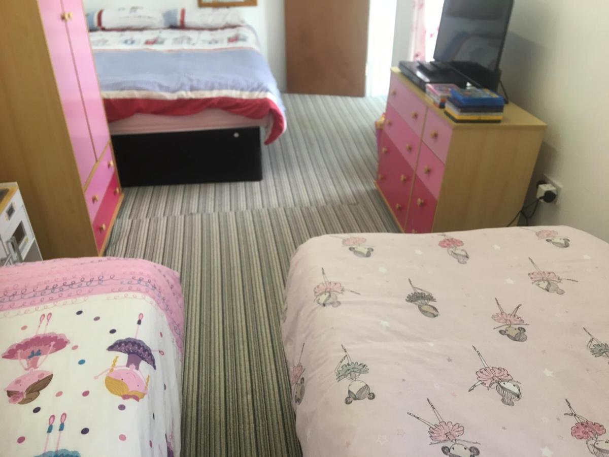 Pink House ,Opposite Beach ,Sleeps 6 , 2 Bedroom Ground Floor Self Contained Garden Flat , Private Entrance , Kitchen , Guaranteed Parking ,Wifi , Movies ,Bathroom ,Fridge , Microwave ,Bedroom 1, Double Bed & 2 Single Beds ,Bedroom 2 , Double Bed Пейнтън Екстериор снимка