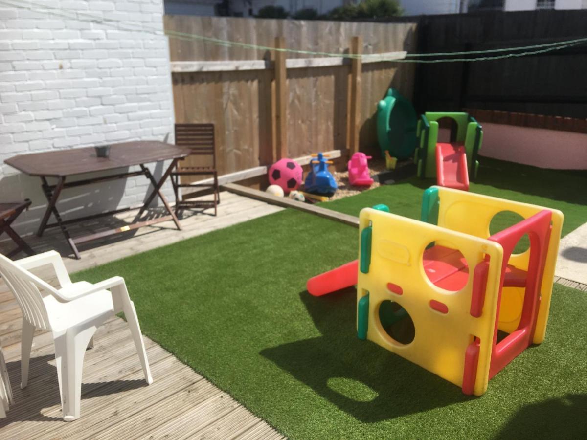 Pink House ,Opposite Beach ,Sleeps 6 , 2 Bedroom Ground Floor Self Contained Garden Flat , Private Entrance , Kitchen , Guaranteed Parking ,Wifi , Movies ,Bathroom ,Fridge , Microwave ,Bedroom 1, Double Bed & 2 Single Beds ,Bedroom 2 , Double Bed Пейнтън Екстериор снимка